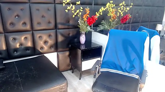 Snapshot of ChrisHott01 chatting on December 16, 2:16 am ChrisHott01 online show from December 16, 2:16 am