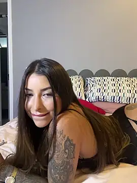 thauanydemontie online show from March 28, 8:41 pm