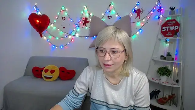 LaurenWishy online show from February 9, 7:01 am