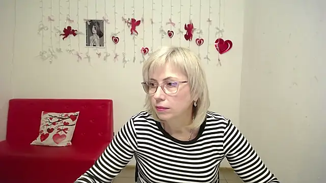 LaurenWishy online show from February 13, 5:31 pm