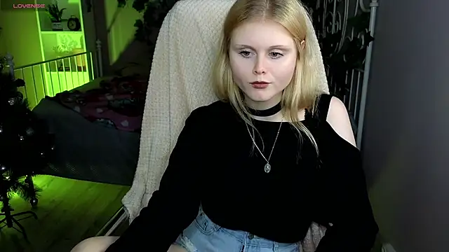 Snapshot of AnoraAmore chatting on December 14, 9:08 pm AnoraAmore online show from December 14, 9:08 pm