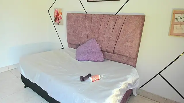 Julieta Lein  online show from December 3, 8:40 pm