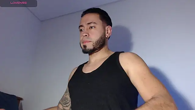 Snapshot of MikeSantoss1 chatting on December 5, 2:31 am MikeSantoss1 online show from December 5, 2:31 am