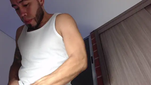 Snapshot of MikeSantoss1 chatting on December 18, 1:11 am MikeSantoss1 online show from December 18, 1:11 am