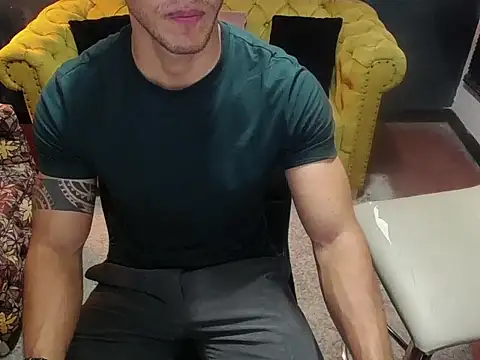 Snapshot of tayler_luke chatting on December 21, 1:13 am tayler luke online show from December 21, 1:13 am