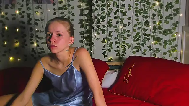 Snapshot of Cute_Beautiful_Princess chatting on December 3, 11:03 pm Cute Beautiful Princess online show from December 3, 11:03 pm