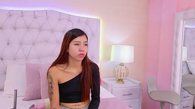 Snapshot of ViolettFrosst chatting on December 17, 6:25 pm ViolettFrosst online show from December 17, 6:25 pm