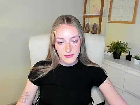 Snapshot of EvelynBlond chatting on November 21, 1:43 pm EvelynBlond online show from November 21, 1:43 pm