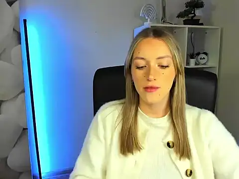 Snapshot of EvelynBlond chatting on November 25, 6:24 am EvelynBlond online show from November 25, 6:24 am