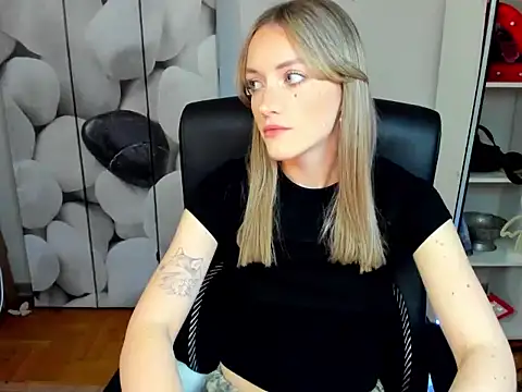 Snapshot of EvelynBlond chatting on November 27, 1:35 pm EvelynBlond online show from November 27, 1:35 pm