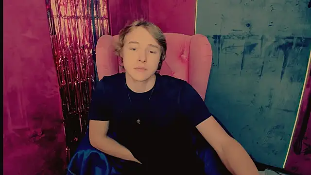 Snapshot of DonaldWoon chatting on December 17, 6:58 pm DonaldWoon online show from December 17, 6:58 pm