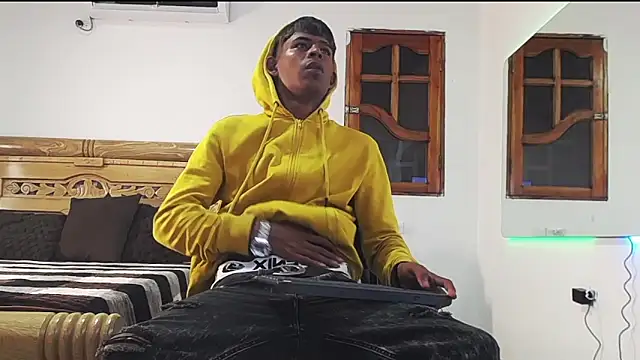 Snapshot of black_boy22_ chatting on November 28, 6:49 am black boy22 online show from November 28, 6:49 am