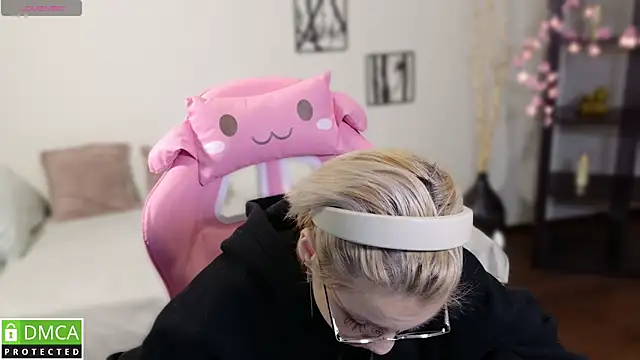 Snapshot of Megan_Lora chatting on November 27, 1:29 am Megan Lora online show from November 27, 1:29 am