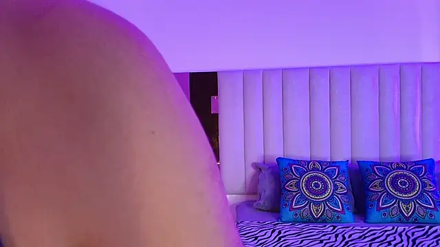 Snapshot of Mara_Wolf01 chatting on December 4, 8:17 pm Mara Wolf01 online show from December 4, 8:17 pm