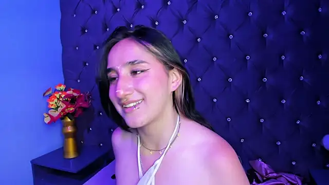 CharlotteStuart online show from April 4, 4:11 am