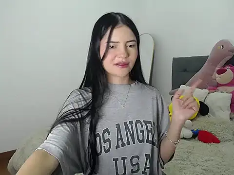 Snapshot of EmiilyCherry chatting on December 19, 12:28 am EmiilyCherry online show from December 19, 12:28 am