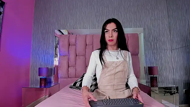 Snapshot of Fernanda_Thail chatting on December 17, 12:11 pm Fernanda Thail online show from December 17, 12:11 pm