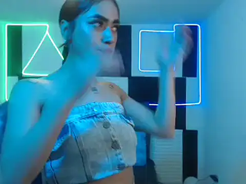 Snapshot of bonnie_blue_18 chatting on December 3, 1:31 pm bonnie blue 18 online show from December 3, 1:31 pm