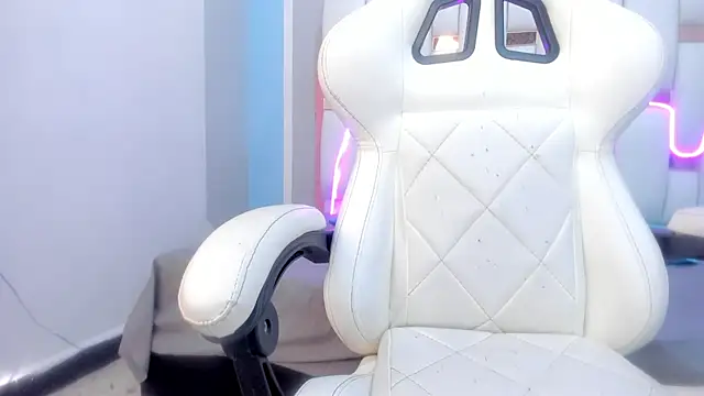 mask red girl online show from February 5, 1:05 pm