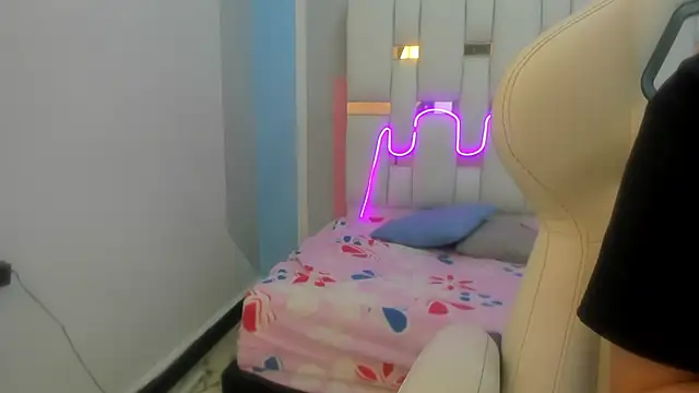 mask red girl online show from February 10, 12:42 pm