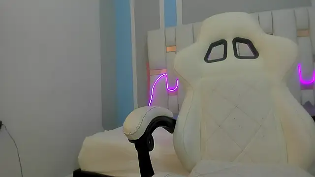 mask red girl online show from February 11, 12:32 pm