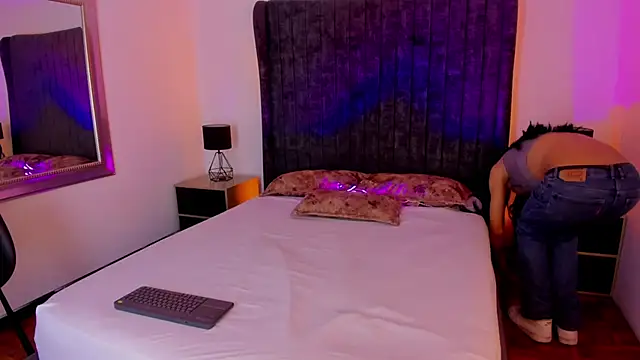 Snapshot of CleoColliva_ chatting on November 29, 4:37 am CleoColliva online show from November 29, 4:37 am