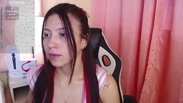 Snapshot of Hillary_Thomson chatting on December 17, 3:29 pm Hillary Thomson online show from December 17, 3:29 pm