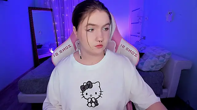 Snapshot of lovelyy_julia chatting on December 2, 8:30 am lovelyy julia online show from December 2, 8:30 am