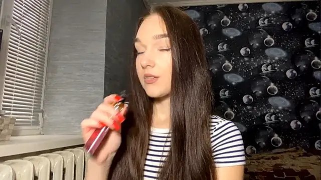 Snapshot of YahairaDuracher chatting on December 4, 6:44 am YahairaDuracher online show from December 4, 6:44 am