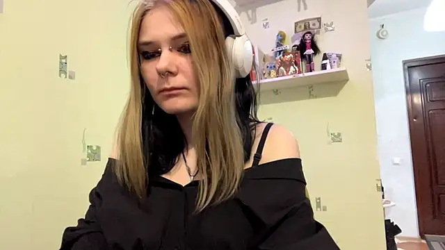 TraceeSchutt online show from December 17, 8:15 pm