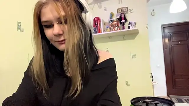 TraceeSchutt online show from December 18, 1:06 pm