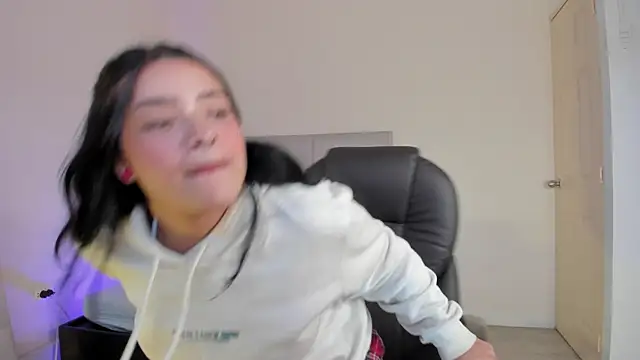 Snapshot of venus_evans_ chatting on December 17, 8:04 pm venus evans online show from December 17, 8:04 pm