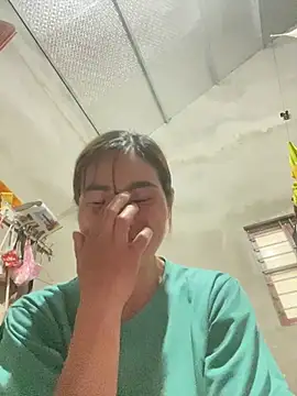 Snapshot of meganmeo chatting on May 1, 12:37 am meganmeo online show from May 1, 12:37 am