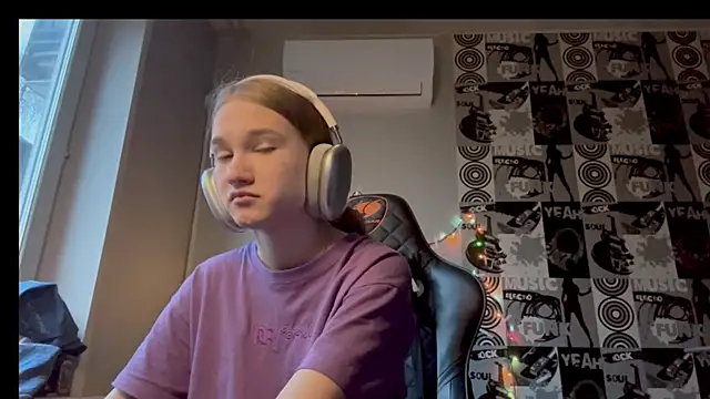 helgicuteness online show from December 15, 6:39 am