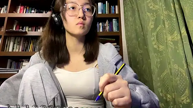 Snapshot of LinaClous chatting on December 16, 3:39 pm LinaClous online show from December 16, 3:39 pm