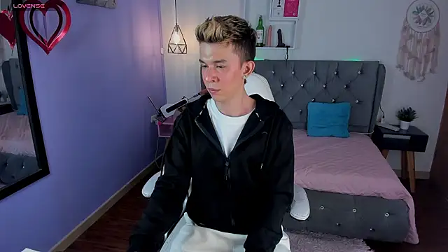 Juaan Diick online show from March 2, 4:36 pm