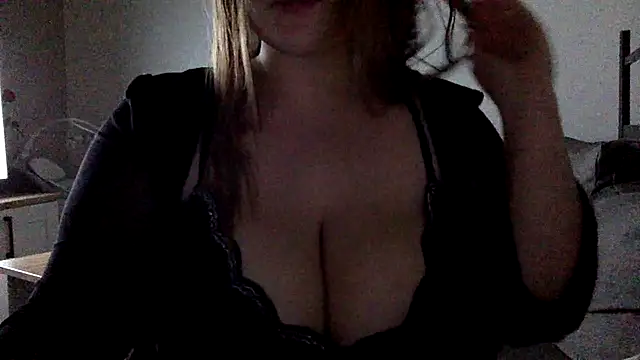 Snapshot of Blue-Coxy chatting on December 15, 10:03 pm Blue-Coxy online show from December 15, 10:03 pm