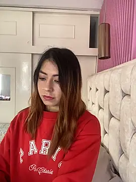 Snapshot of MaddieHunter chatting on November 25, 1:33 pm MaddieHunter online show from November 25, 1:33 pm