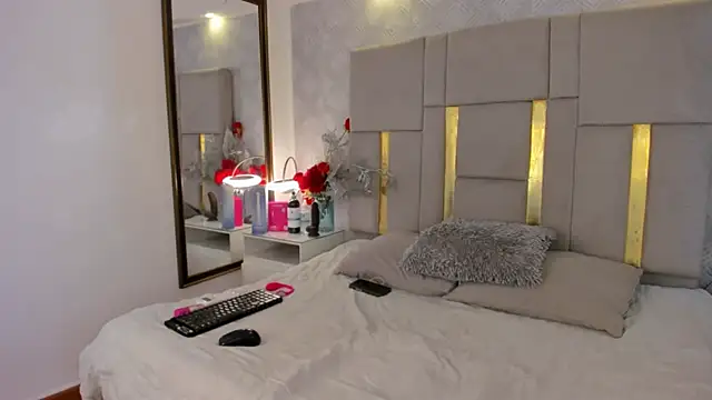 Snapshot of IsisBrown_ chatting on February 21, 7:59 pm IsisBrown online show from February 21, 7:59 pm