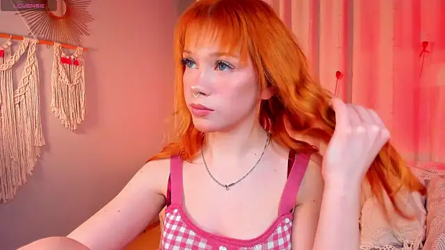 Snapshot of SunRisee_ chatting on February 14, 4:48 pm SunRisee online show from February 14, 4:48 pm