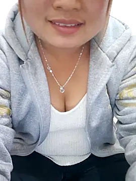 Snapshot of mai-mai-97 chatting on February 6, 9:23 am mai-mai-97 online show from February 6, 9:23 am