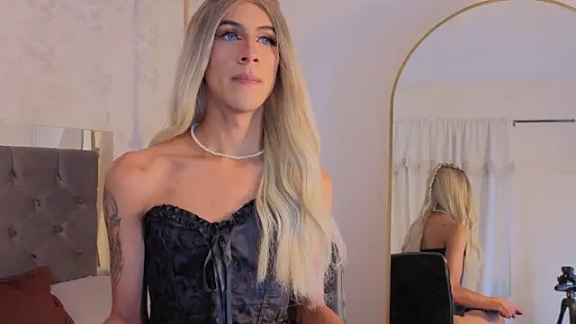 megan lenon online show from April 23, 3:52 am