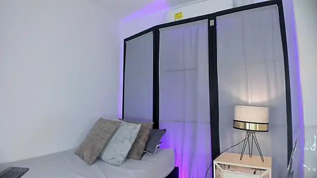 niicole steele  online show from January 7, 7:05 pm