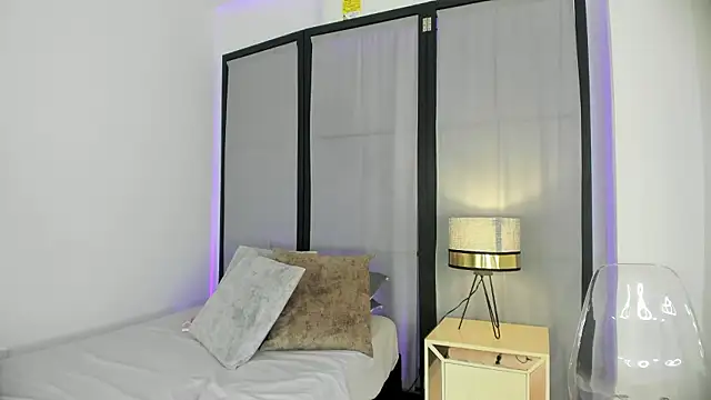 niicole steele  online show from March 13, 10:05 pm