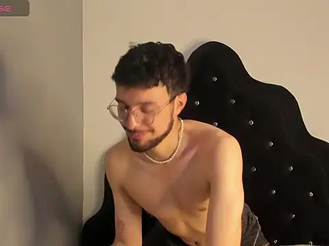 Snapshot of JonnyGreey chatting on December 4, 8:06 pm JonnyGreey online show from December 4, 8:06 pm