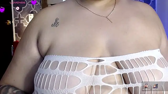 AdeleCruzz online show from December 18, 10:27 pm