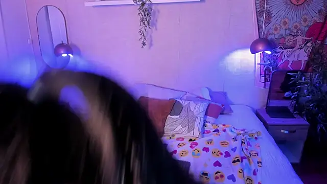 Snapshot of Laraa_Rouss_ chatting on December 5, 4:10 am Laraa Rouss online show from December 5, 4:10 am