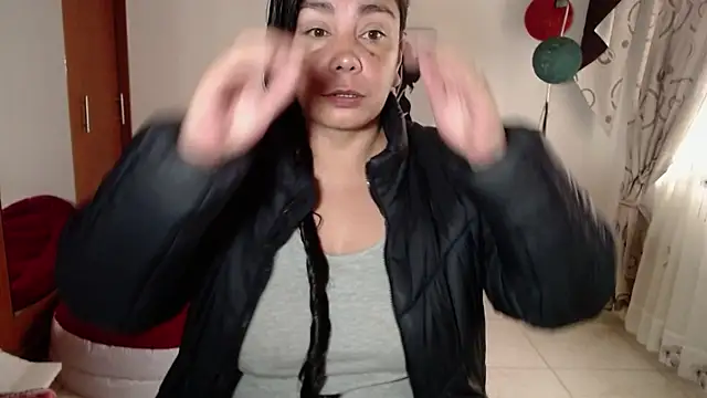 Snapshot of vivian-milf chatting on December 4, 12:36 pm vivian-milf online show from December 4, 12:36 pm