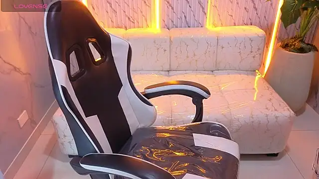 Saphire Tx online show from January 8, 1:24 pm