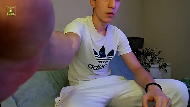 Johny Travolta online show from December 2, 1:28 pm